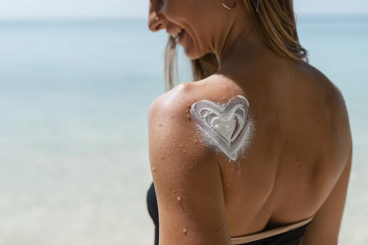 Cuidados com a Pele no Verão: O Que Muda na Sua Rotina e Produtos Essenciais