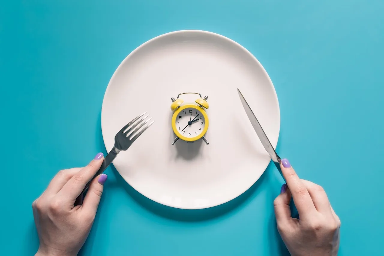 Pratica de jejum intermitente de forma saudável, com foco em bem-estar e alimentação equilibrada