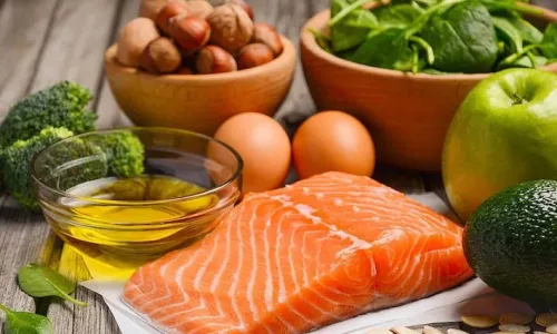 Alimentos ricos em biotina, como ovos, abacate e nozes, ideais para saúde de cabelo, pele e unhas.