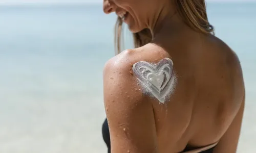 Cuidados com a Pele no Verão: O Que Muda na Sua Rotina e Produtos Essenciais